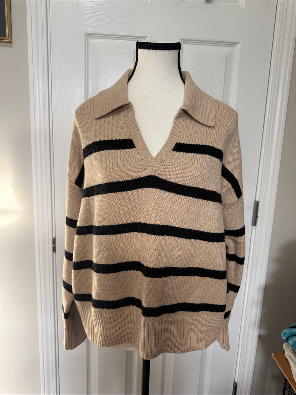 Old Navy Women’s V-Neck Polo Sweater in Beige with Black Stripes Sz Large